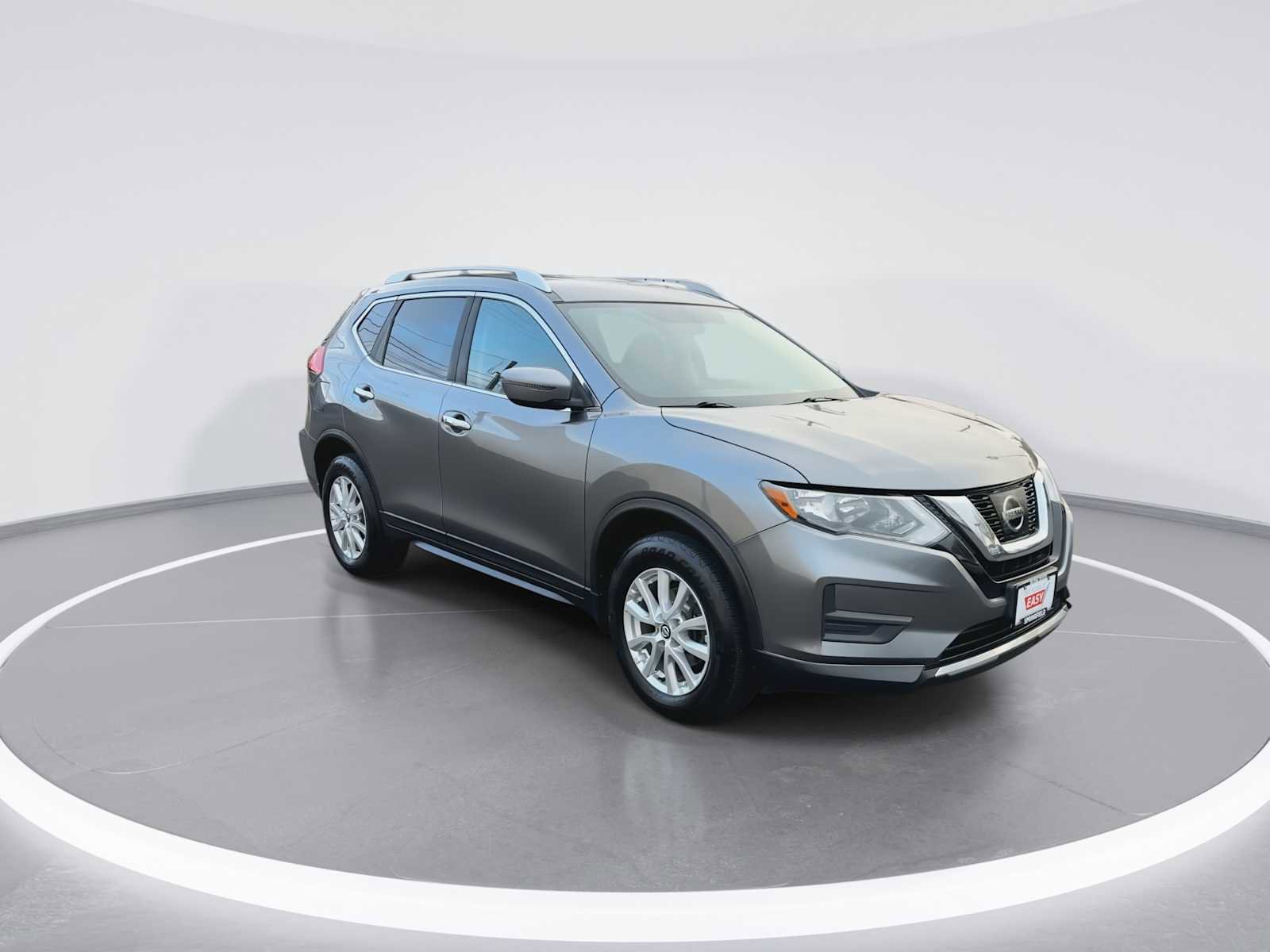 Used 2017 Nissan Rogue SV image 2