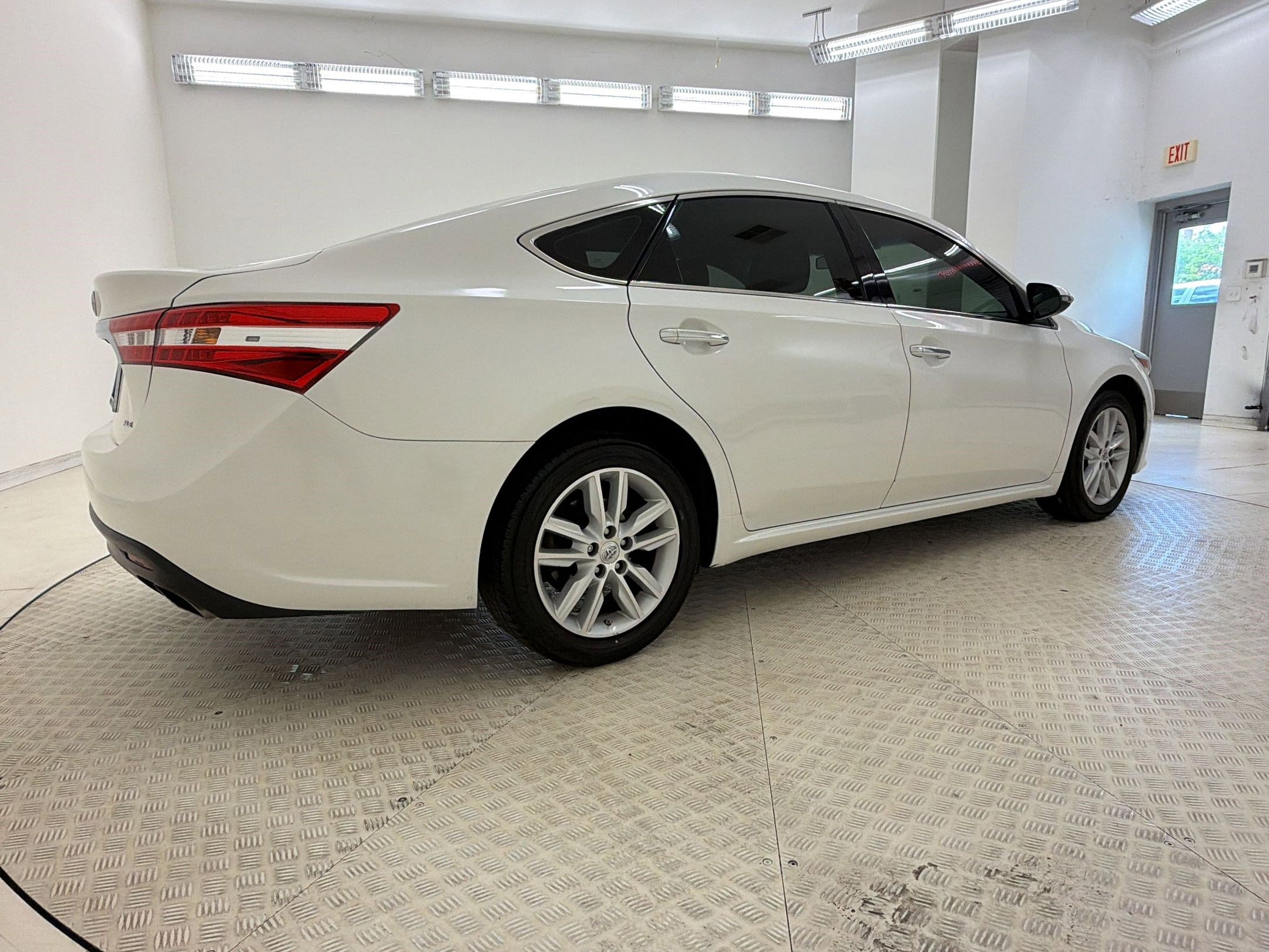 Used 2015 Toyota Avalon XLE image 21