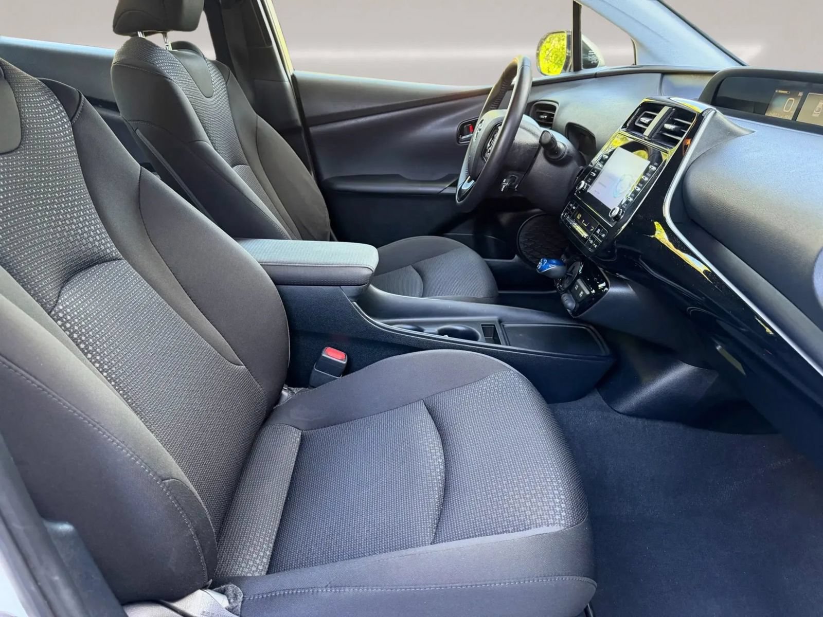 Used 2020 Toyota Prius LE FWD image 17