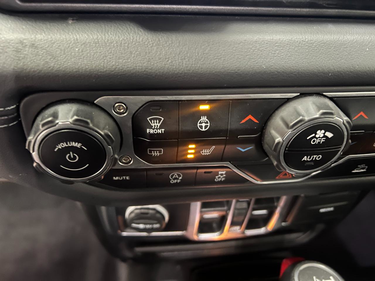 Used 2025 Jeep Wrangler Unlimited Sahara image 33