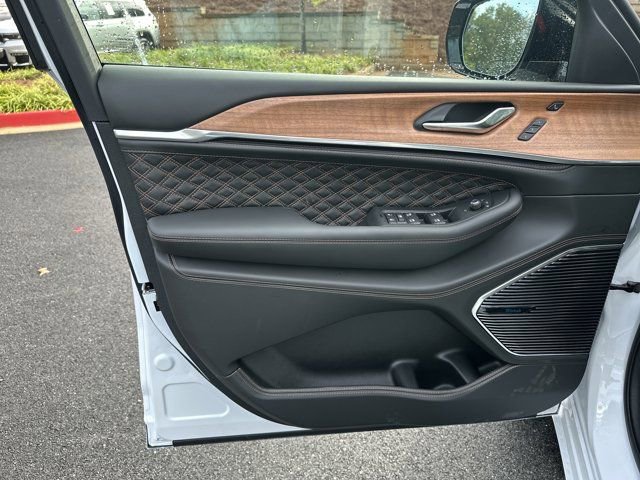 New 2025 Jeep Grand Cherokee Summit image 10