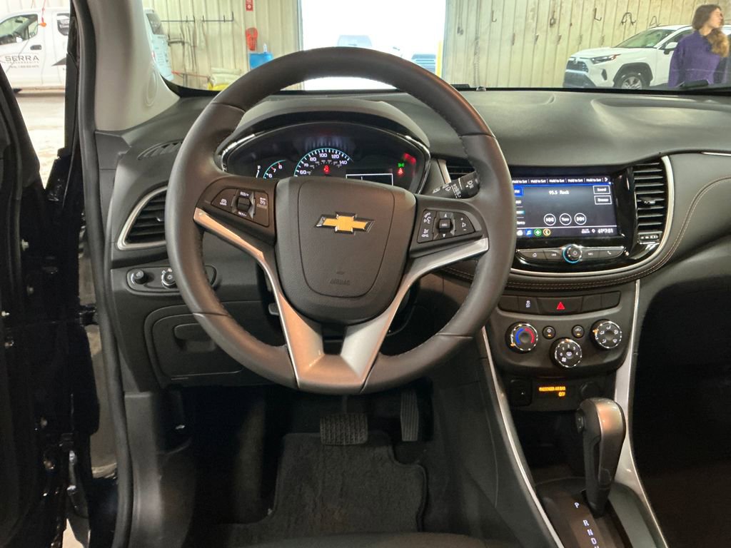 Used 2022 Chevrolet Trax LT w/ Midnight Edition AWD/4WD image 17
