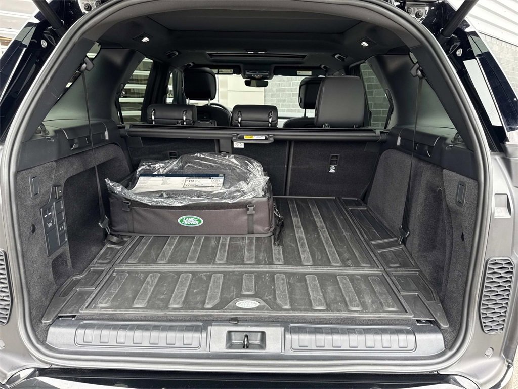 Used 2025 Land Rover Discovery Dynamic SE image 6