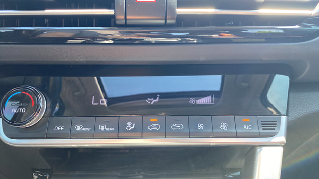Certified 2022 Kia Seltos SX w/ Sunroof Package AWD/4WD image 19