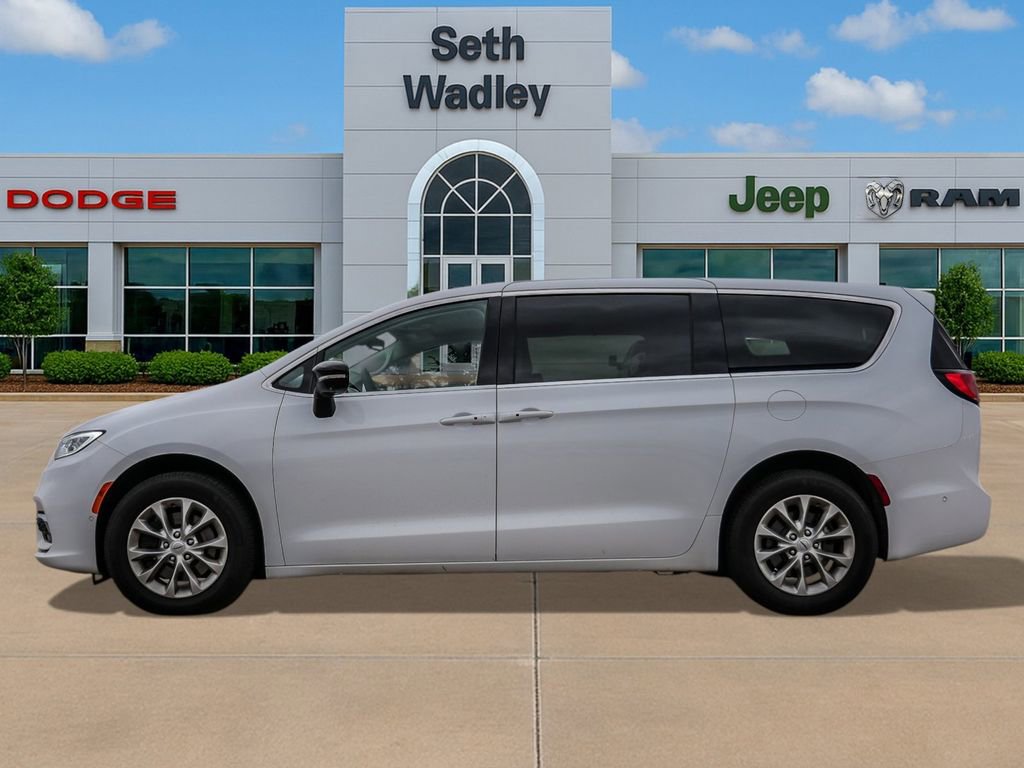 Used 2024 Chrysler Pacifica Touring-L image 4