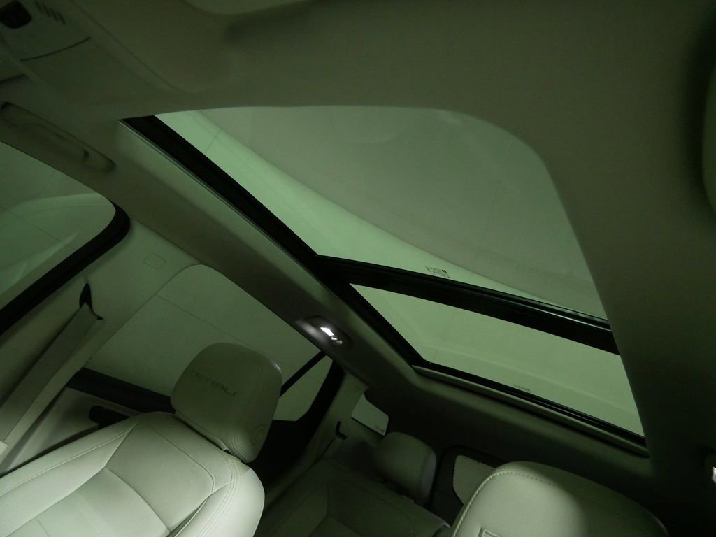 Used 2024 GMC Terrain Denali w/ Denali Premium Package image 18