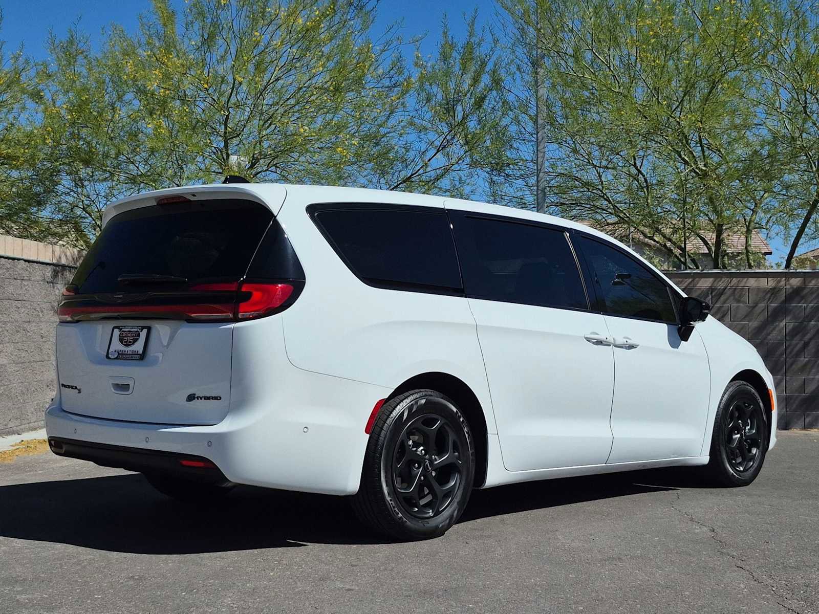 Used 2023 Chrysler Pacifica Limited w/ S Appearance Package FWD image 9