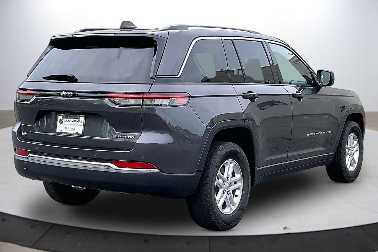Used 2023 Jeep Grand Cherokee Laredo image 9