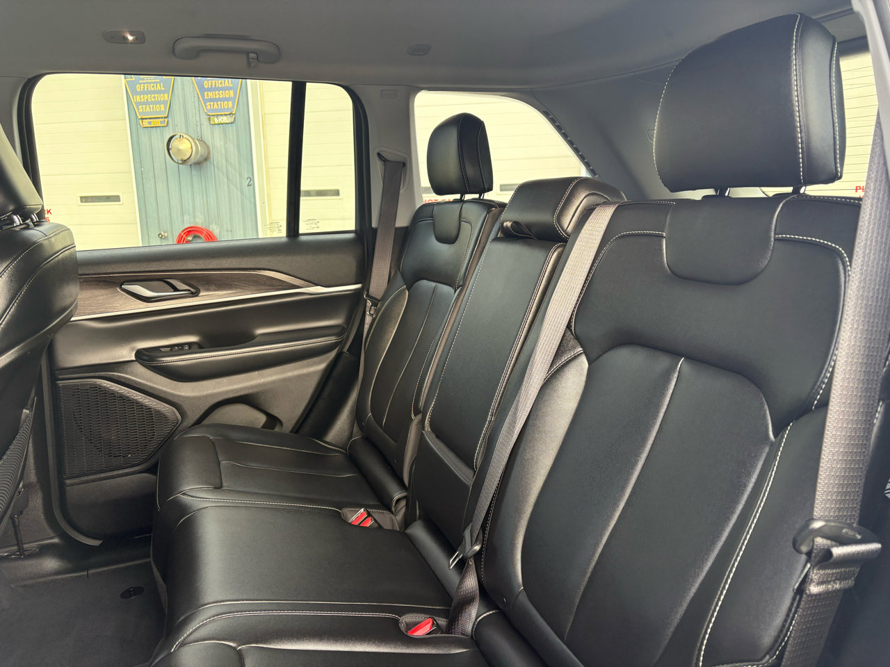 Used 2023 Jeep Grand Cherokee Limited w/ Black Appearance Package image 21