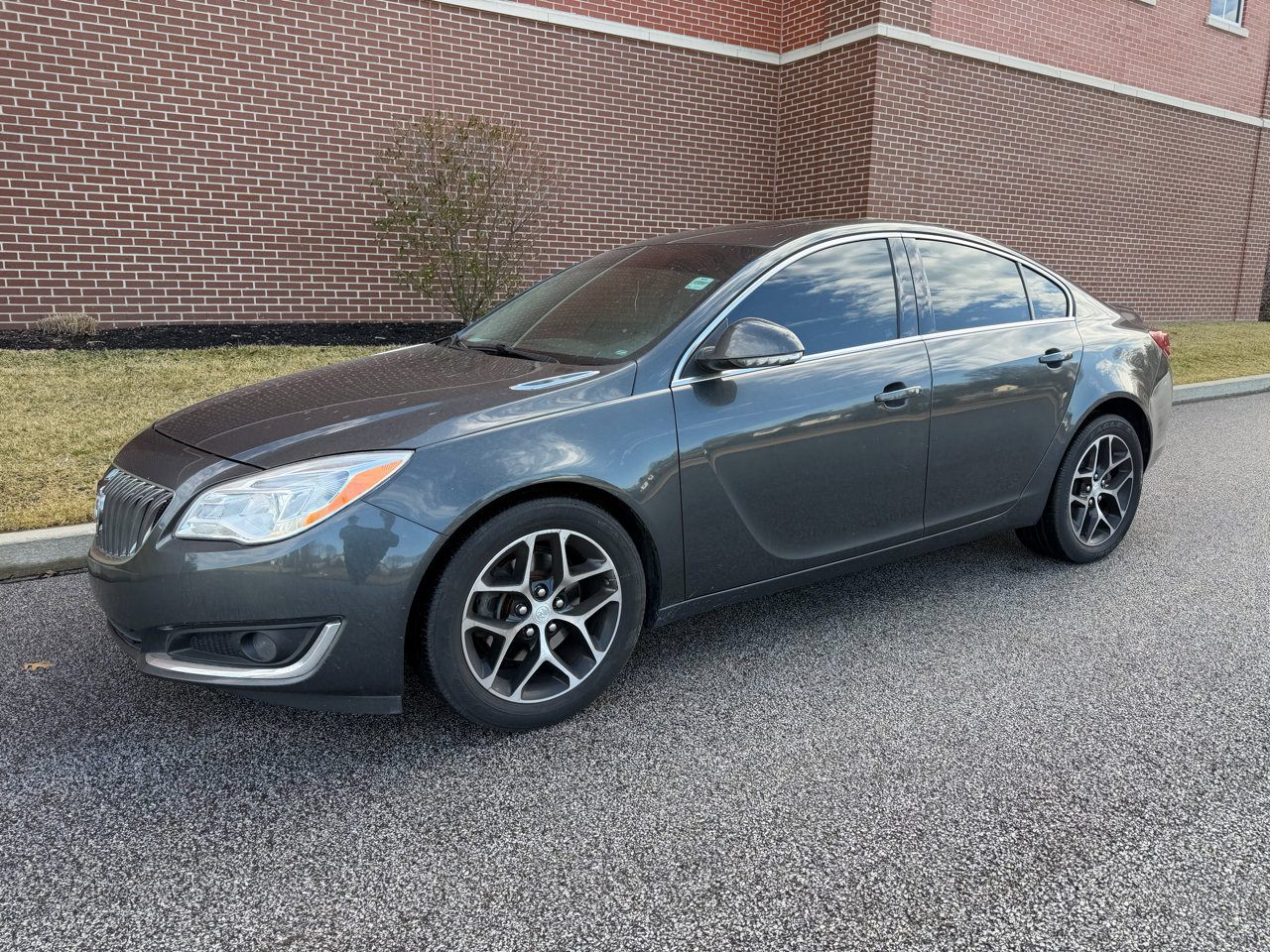 Used 2017 Buick Regal Sport Touring image 3