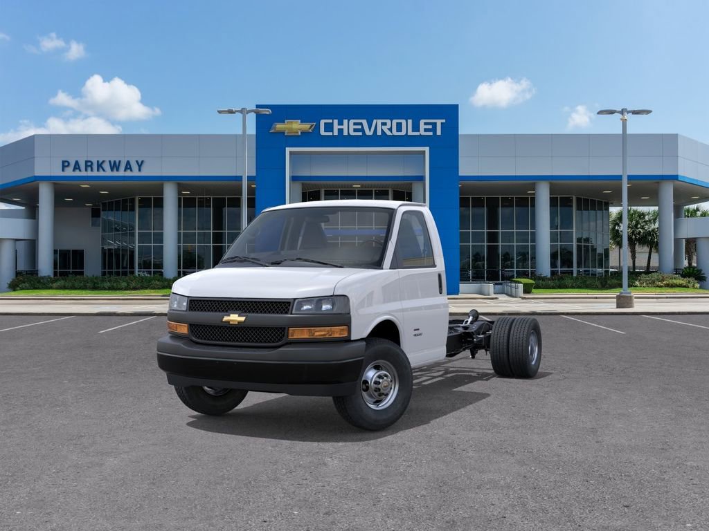 New 2026 Chevrolet Express 4500 RWD image 8