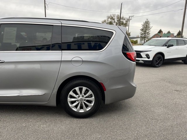 Used 2018 Chrysler Pacifica Touring-L image 10
