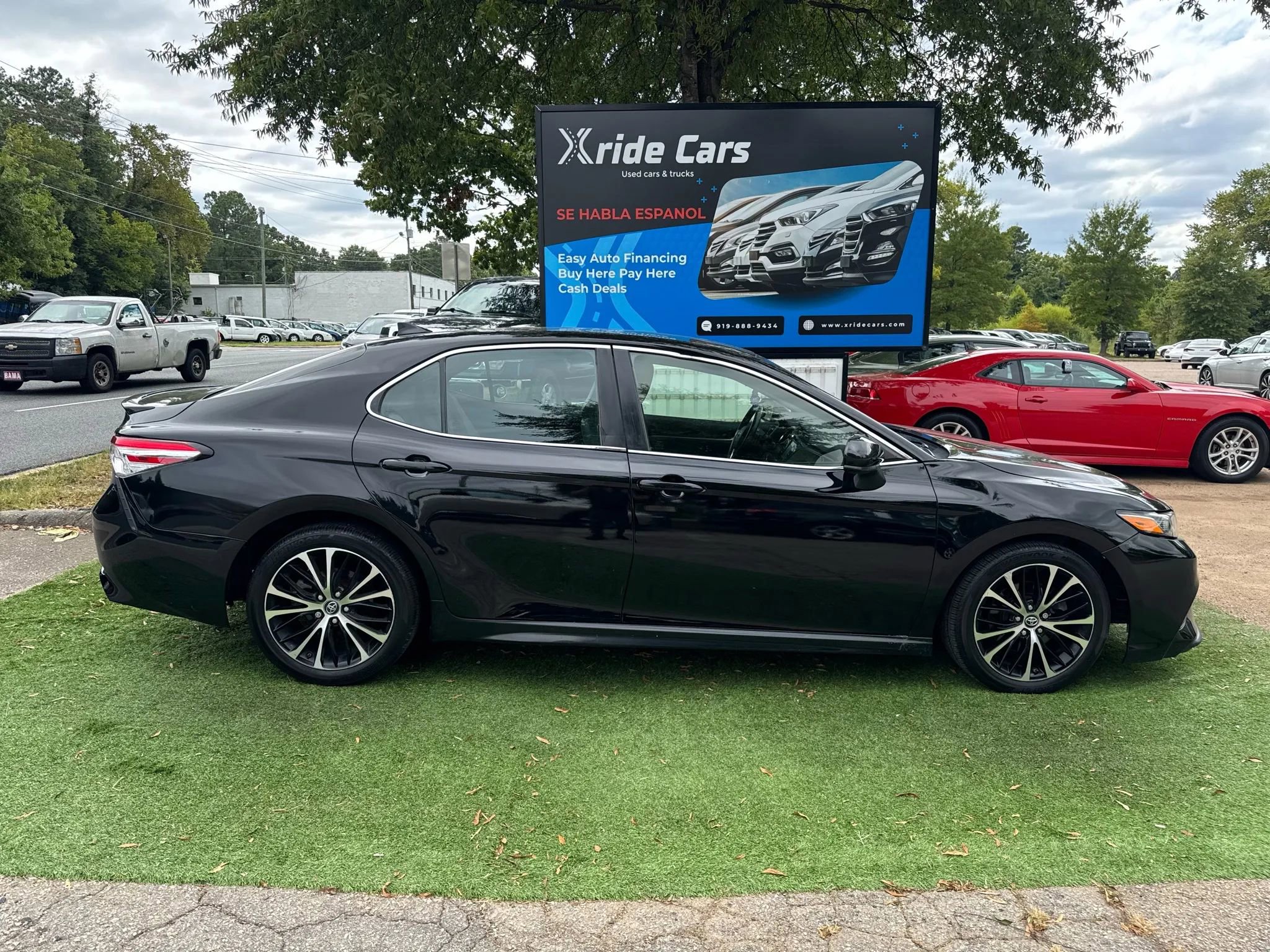 Used 2019 Toyota Camry SE image 4
