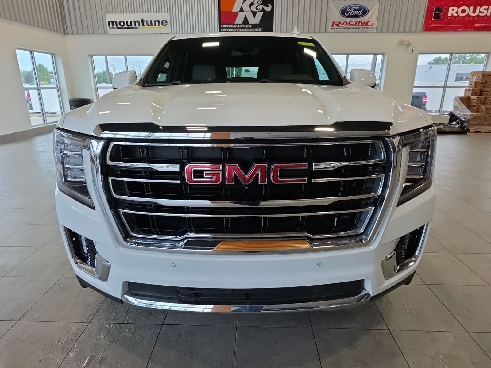 Used 2024 GMC Yukon SLT w/ SLT Premium Package AWD/4WD image 3
