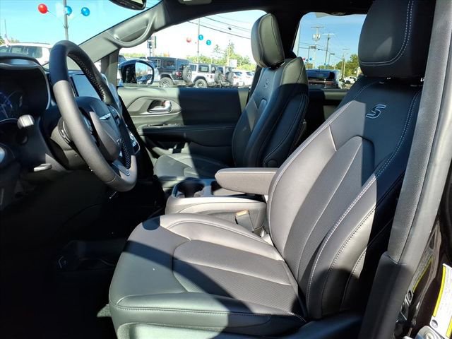New 2026 Chrysler Pacifica Select w/ S Appearance Package image 7
