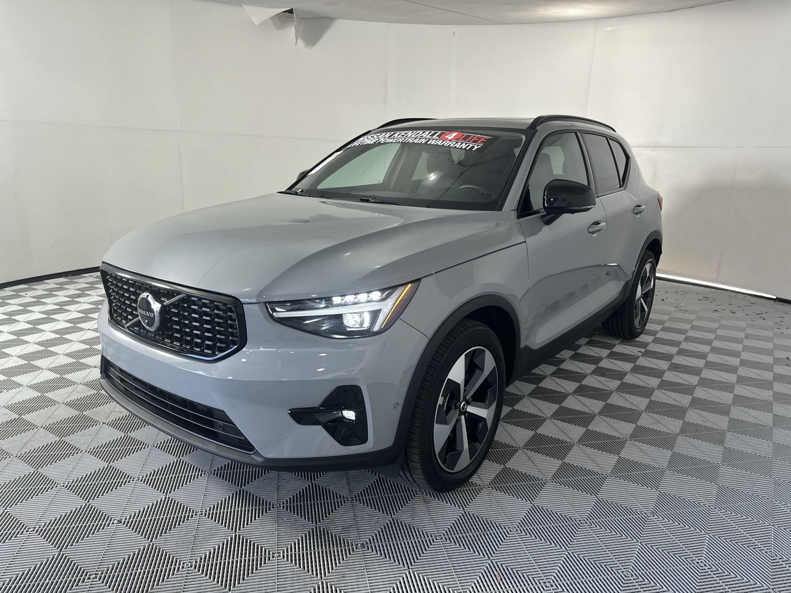 Used 2026 Volvo XC40 B5 Plus AWD/4WD image 4
