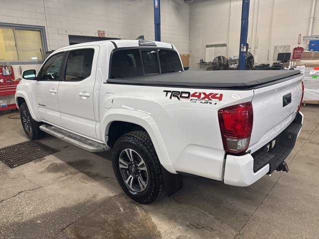 Used 2016 Toyota Tacoma TRD Sport image 4