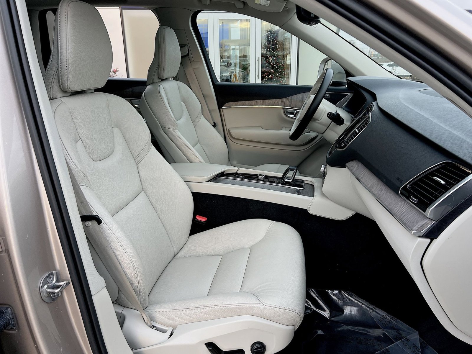 Certified 2023 Volvo XC90 B6 Plus w/ Protection Package Premier image 27