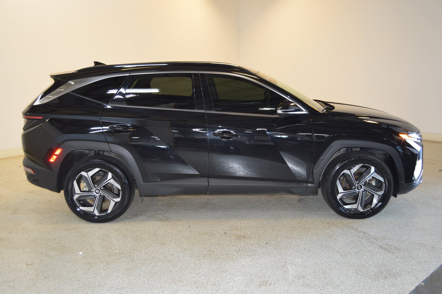 Used 2022 Hyundai Tucson Limited AWD/4WD image 2