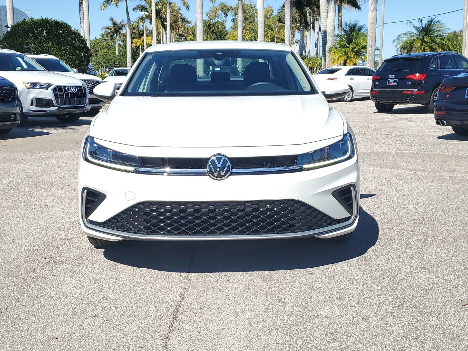 Used 2025 Volkswagen Jetta SE image 2