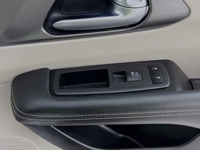Used 2024 Chrysler Pacifica Touring-L FWD image 28