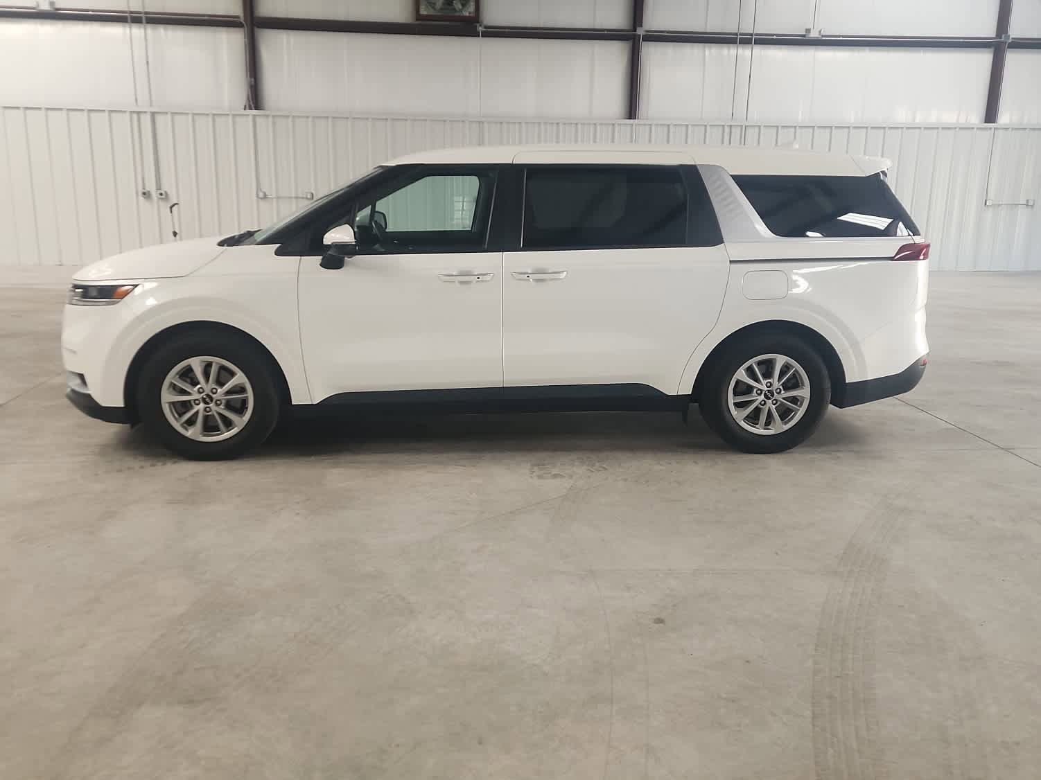 Used 2024 Kia Carnival LX FWD image 2