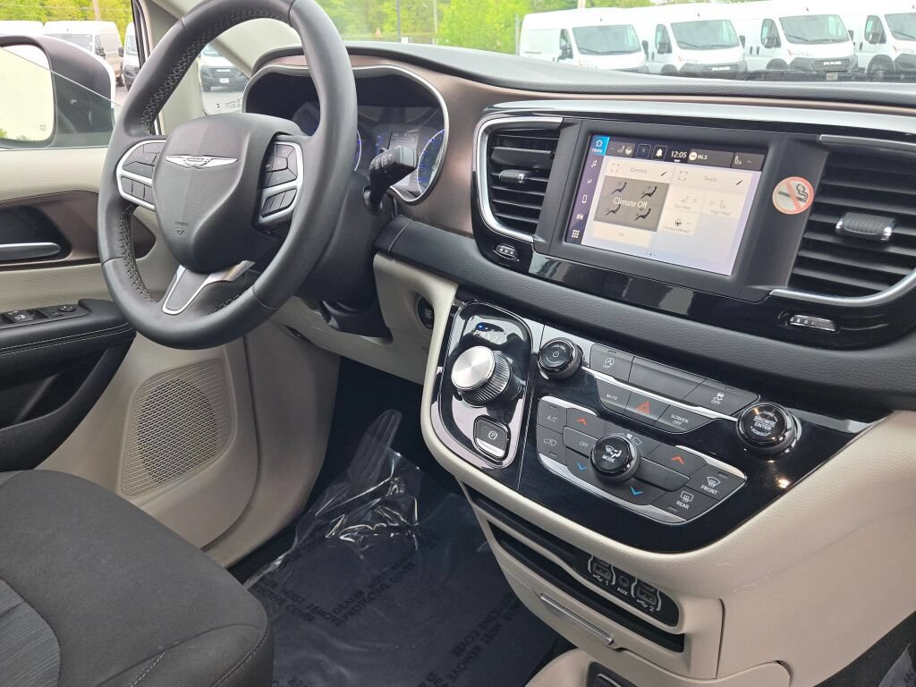 Certified 2023 Chrysler Voyager LX FWD image 9