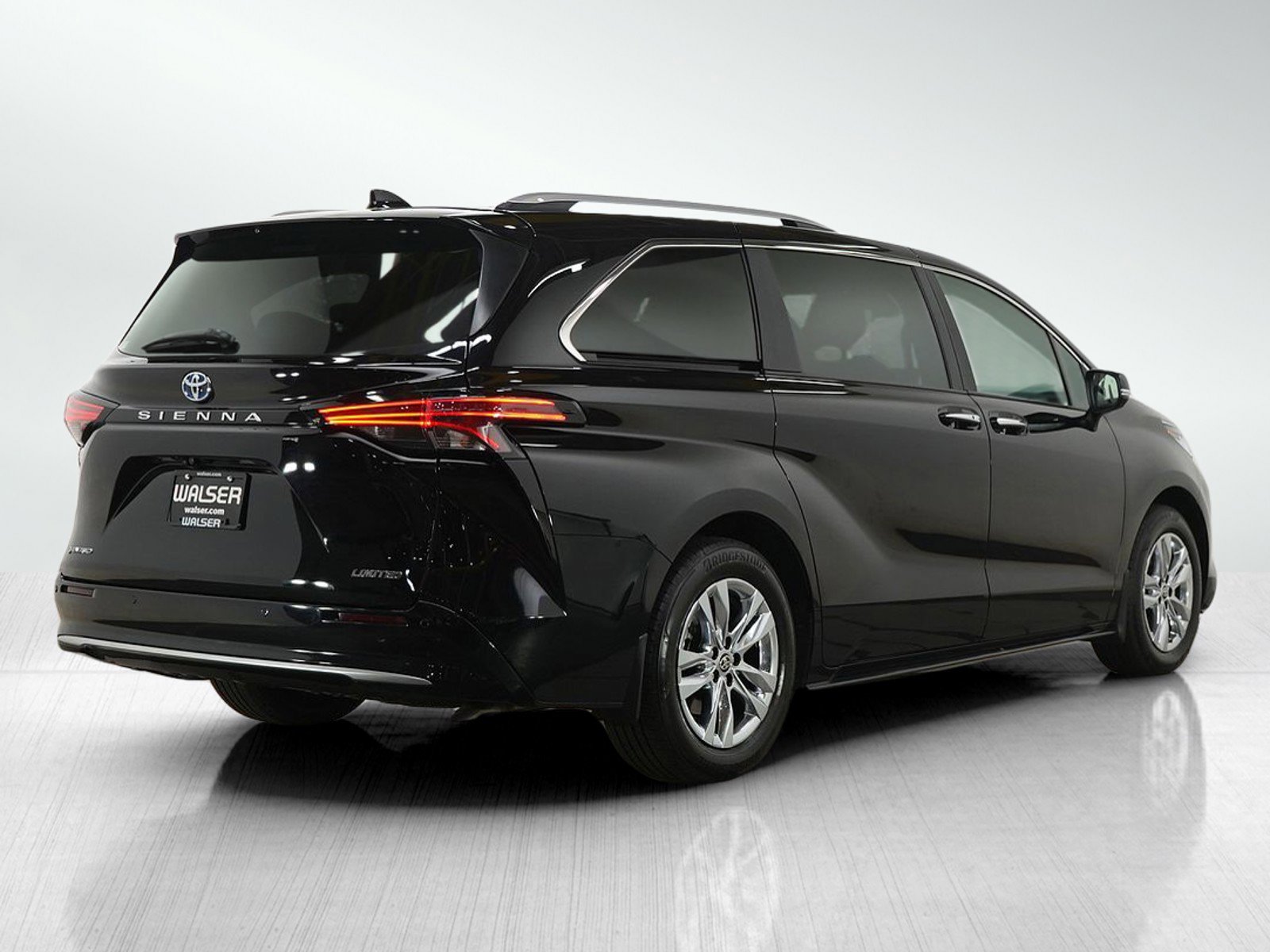 Used 2025 Toyota Sienna Limited image 5