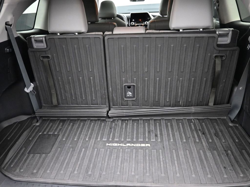 Used 2023 Toyota Highlander L image 11