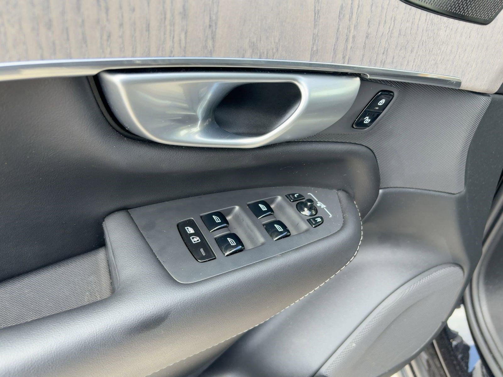 Certified 2024 Volvo XC90 T8 Ultimate w/ Protection Package Premier image 12