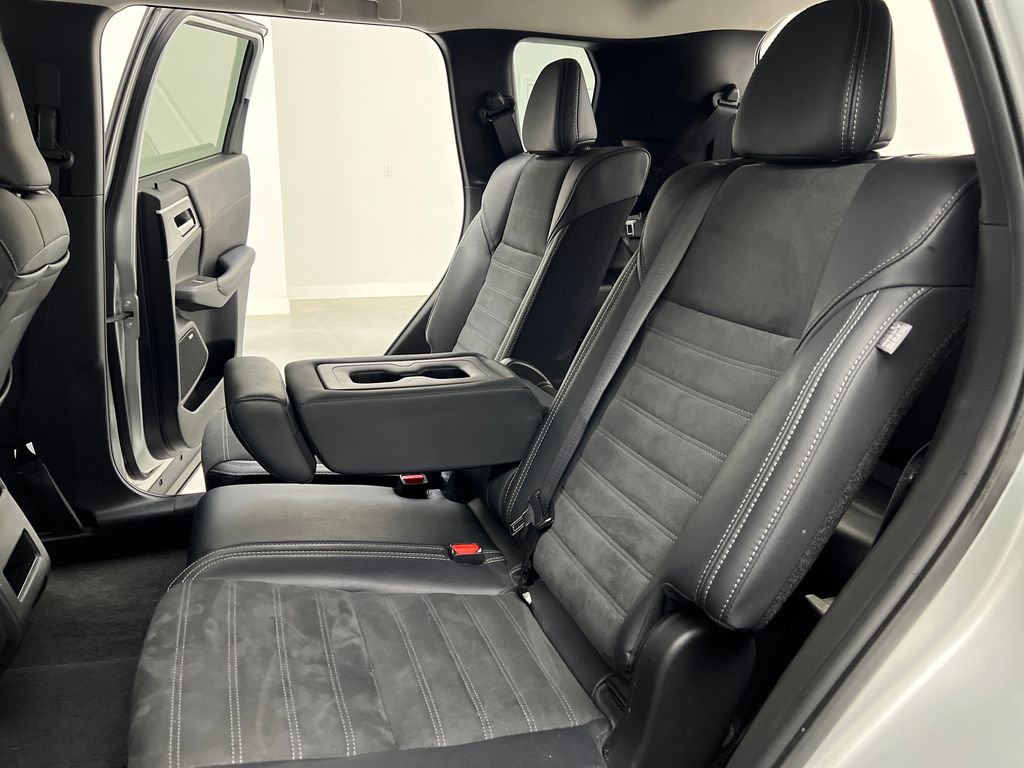 Used 2025 Mitsubishi Outlander SE image 13