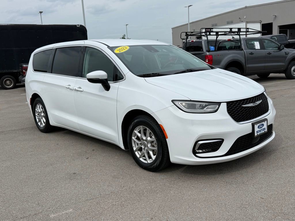 Used 2023 Chrysler Pacifica Touring-L FWD image 2