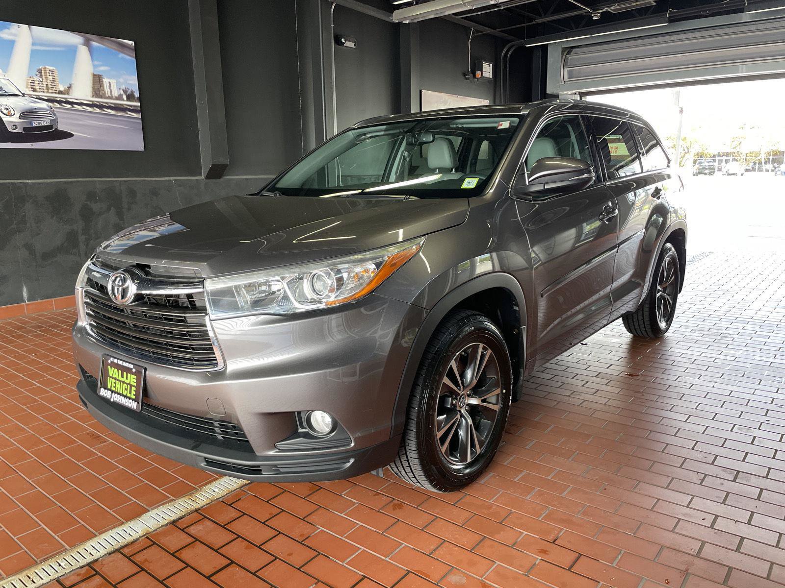 Used 2016 Toyota Highlander XLE AWD/4WD image 3