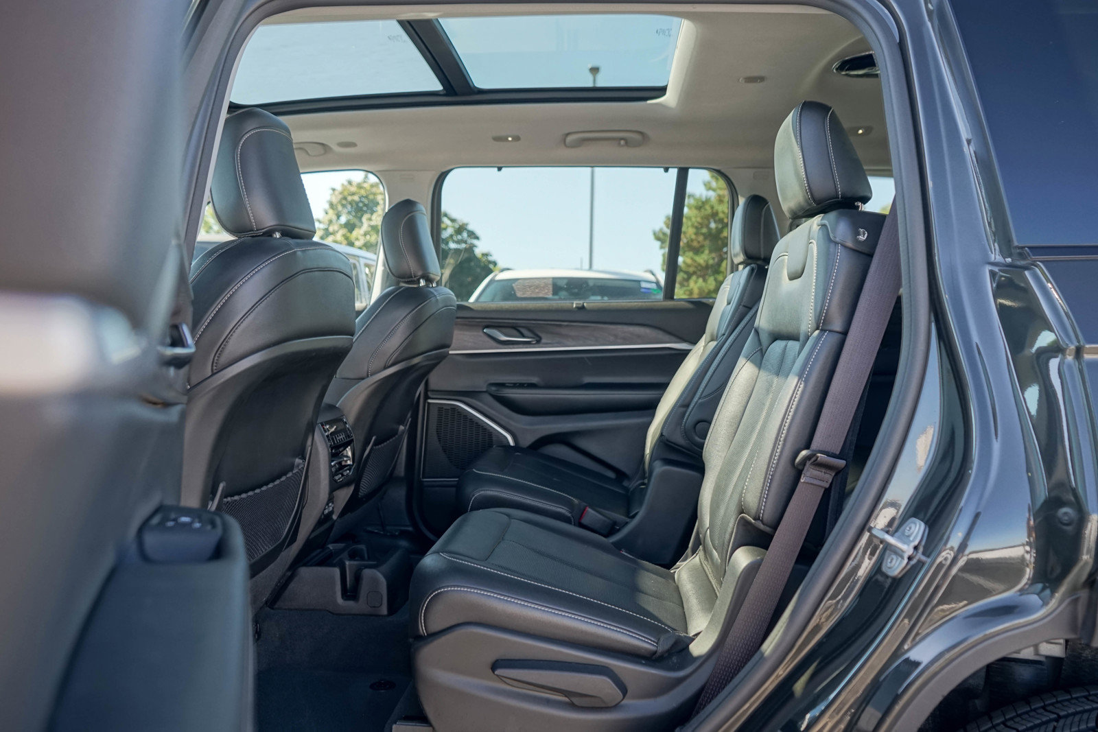 Used 2022 Jeep Grand Cherokee L Limited w/ Luxury Tech Group II image 24