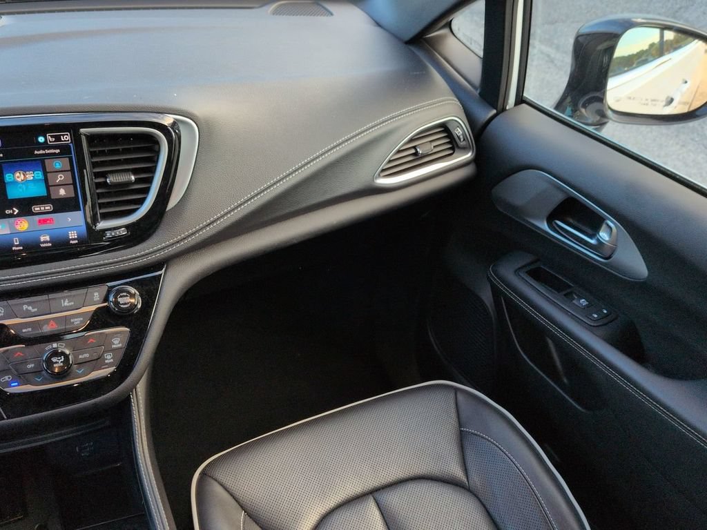 Used 2026 Chrysler Pacifica Limited FWD image 17