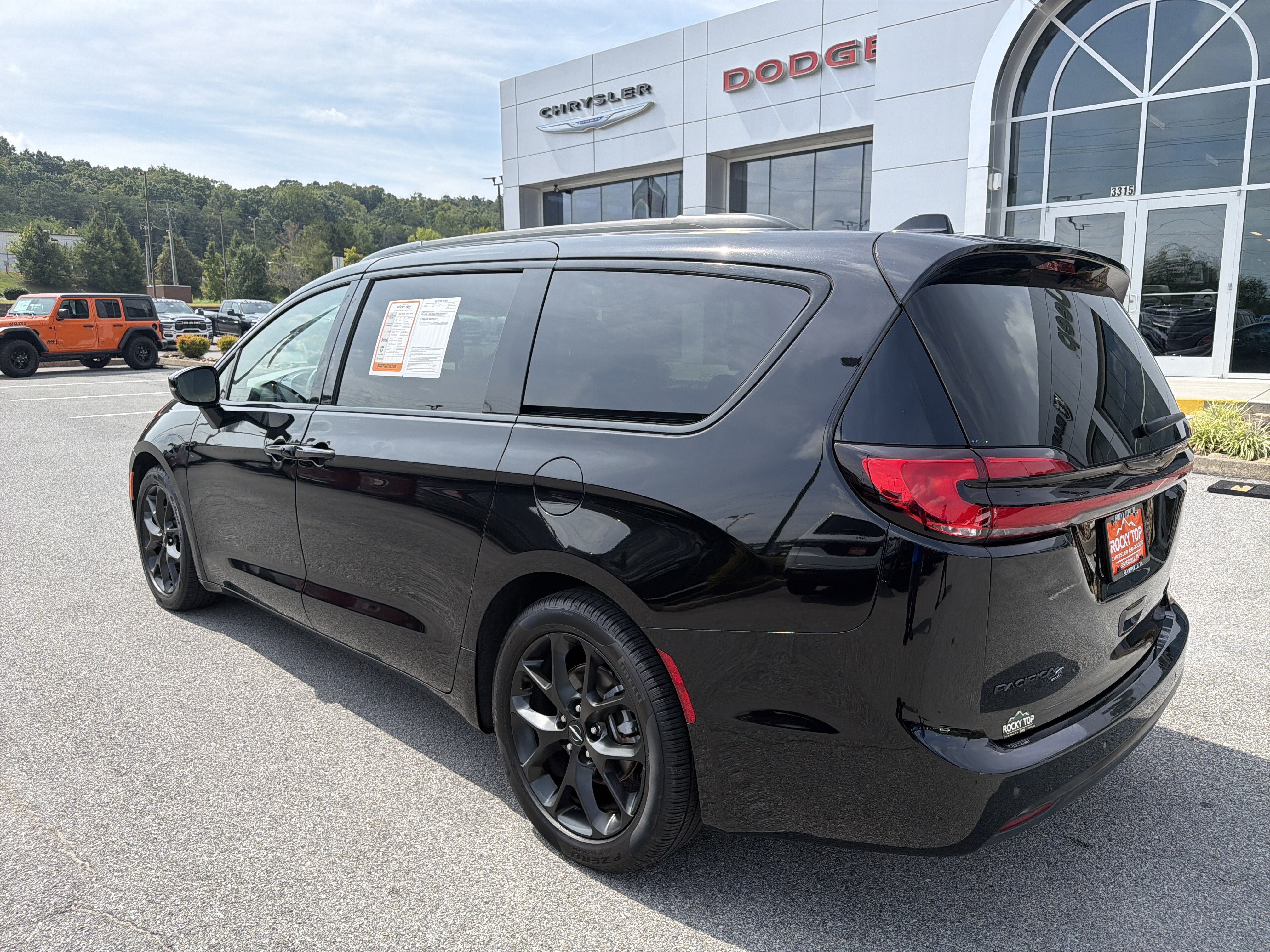 Used 2025 Chrysler Pacifica Limited FWD image 9