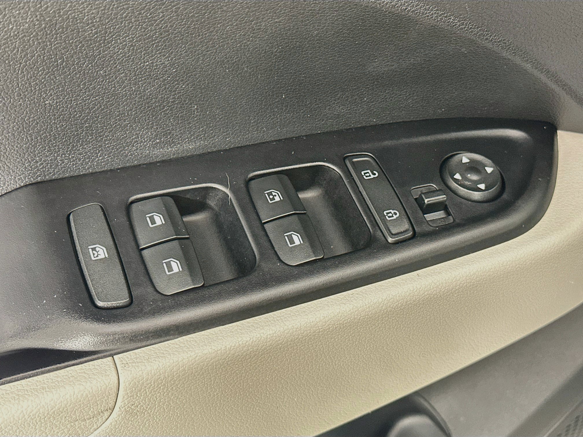 Used 2023 Hyundai Venue SEL FWD image 17
