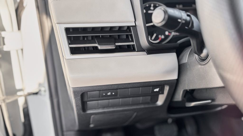 Used 2025 Mitsubishi Outlander SE FWD image 22