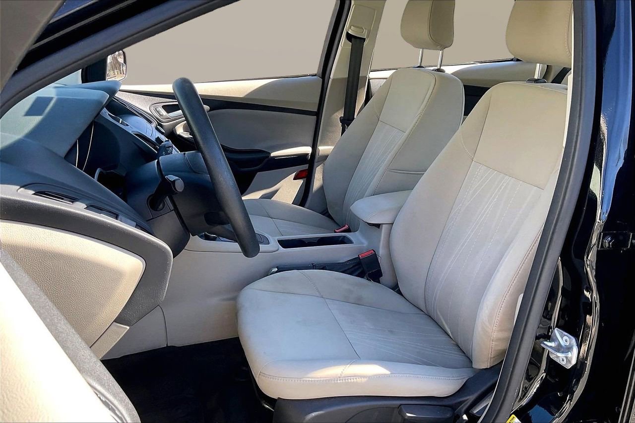 Used 2018 Ford Focus SE w/ SE Appearance Package image 20