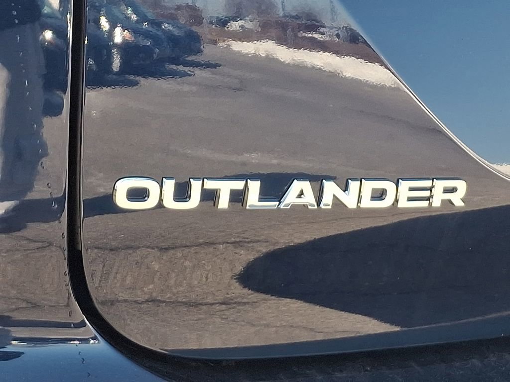 New 2025 Mitsubishi Outlander SE image 13