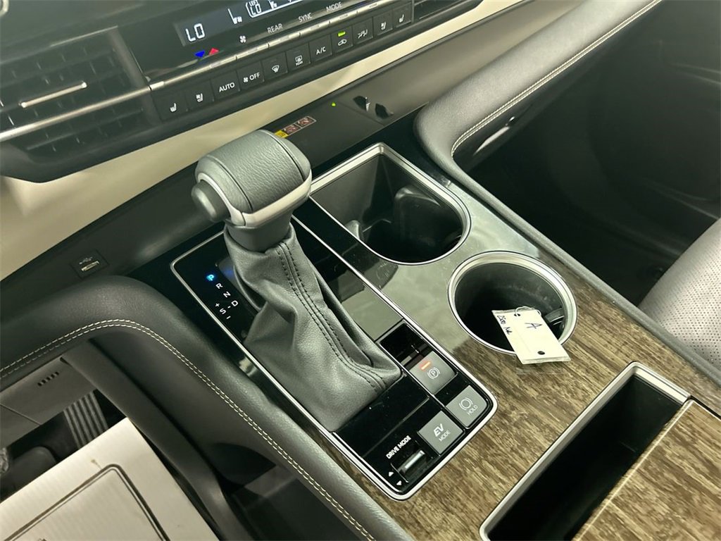 Used 2025 Toyota Sienna Platinum image 25