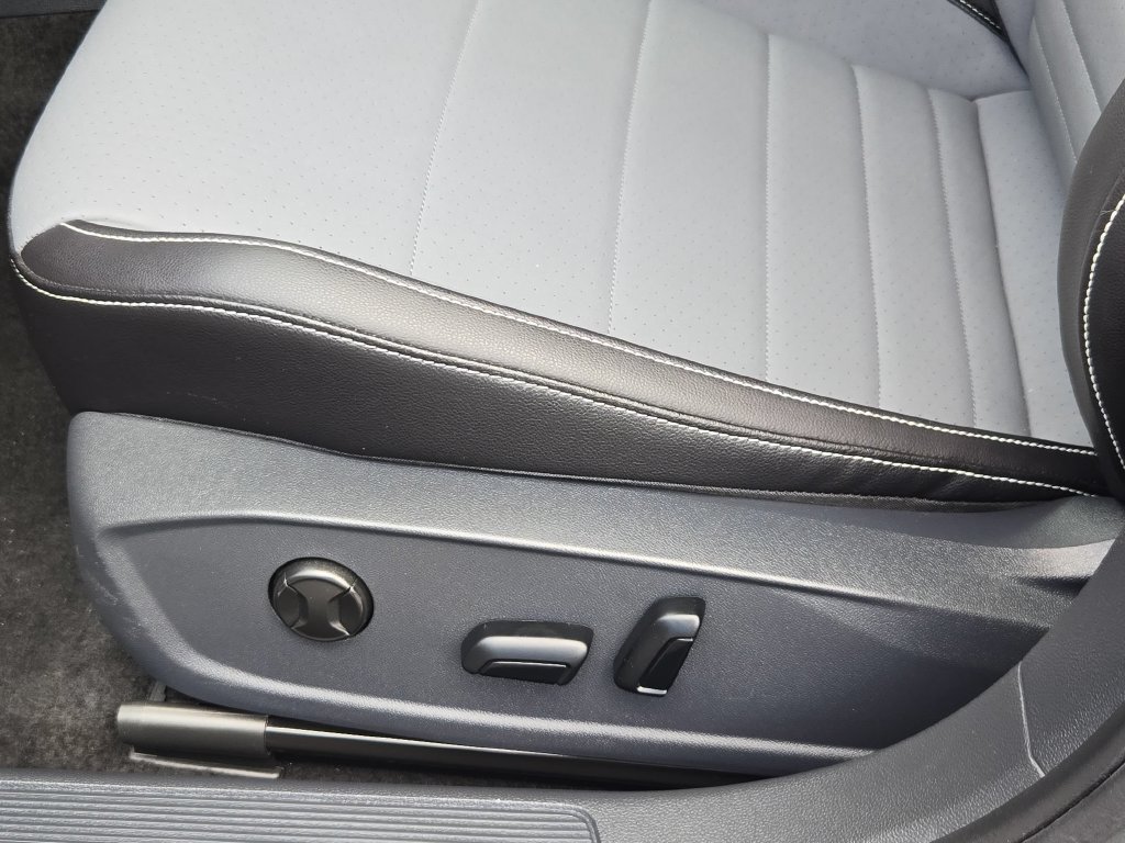 Used 2026 Volkswagen Jetta SE FWD image 14