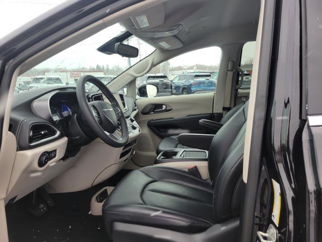 Used 2024 Chrysler Pacifica Select image 8