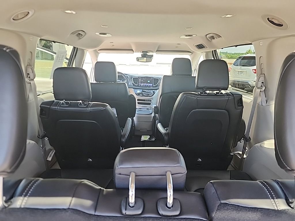 Used 2023 Chrysler Pacifica Touring-L AWD/4WD image 19