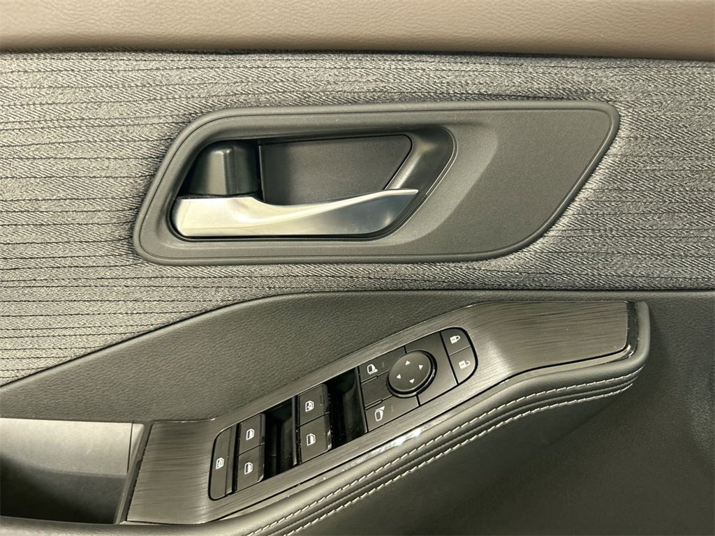 Used 2023 Nissan Rogue SV image 16