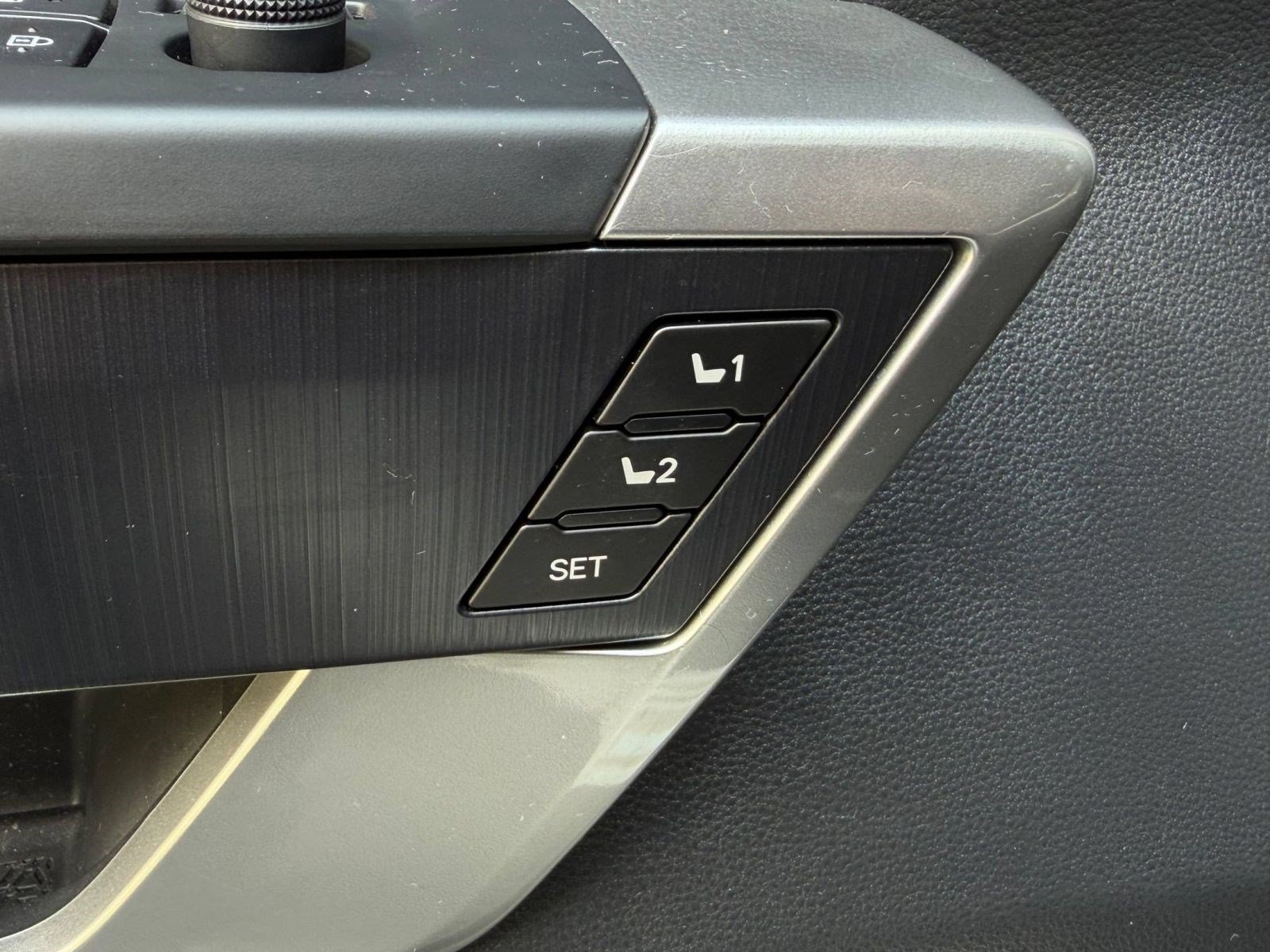 Used 2024 Toyota Sequoia Platinum AWD/4WD image 33