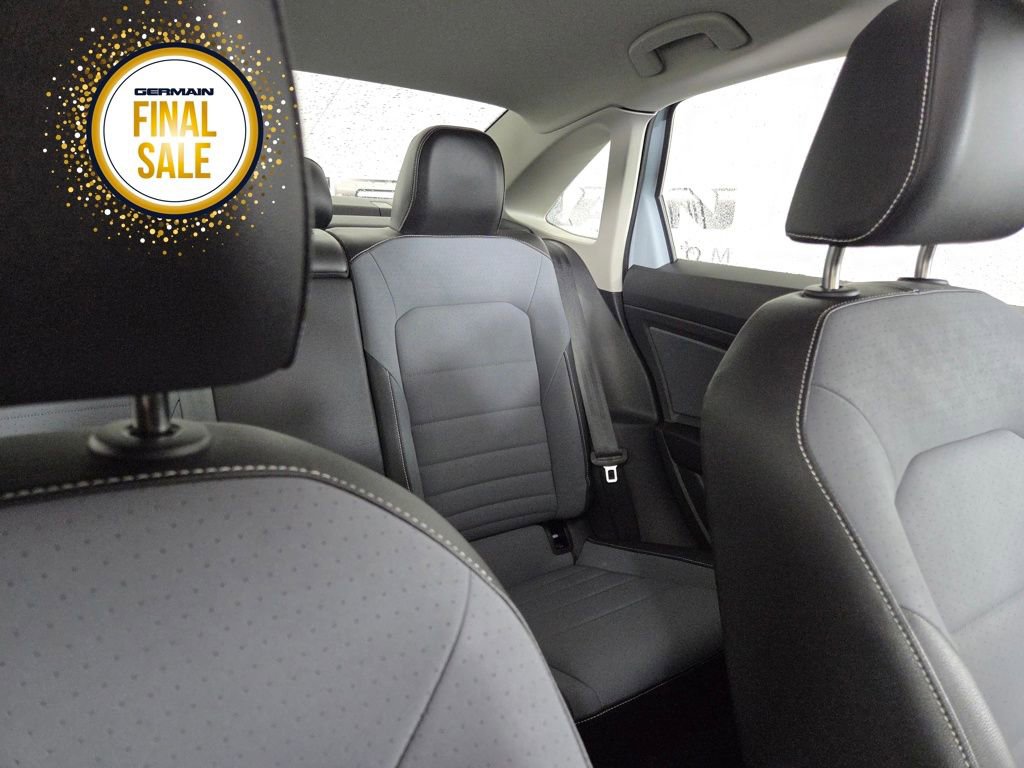 Certified 2025 Volkswagen Jetta SE w/ Sunroof Package image 17