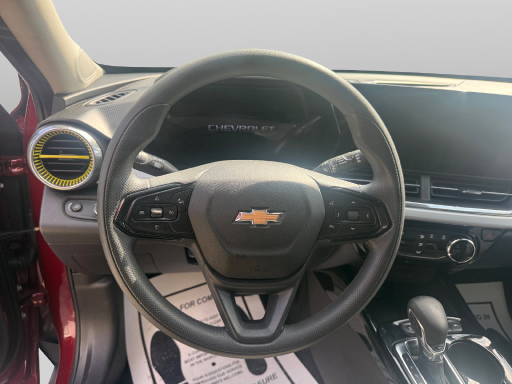 Used 2025 Chevrolet Trax LT FWD image 11