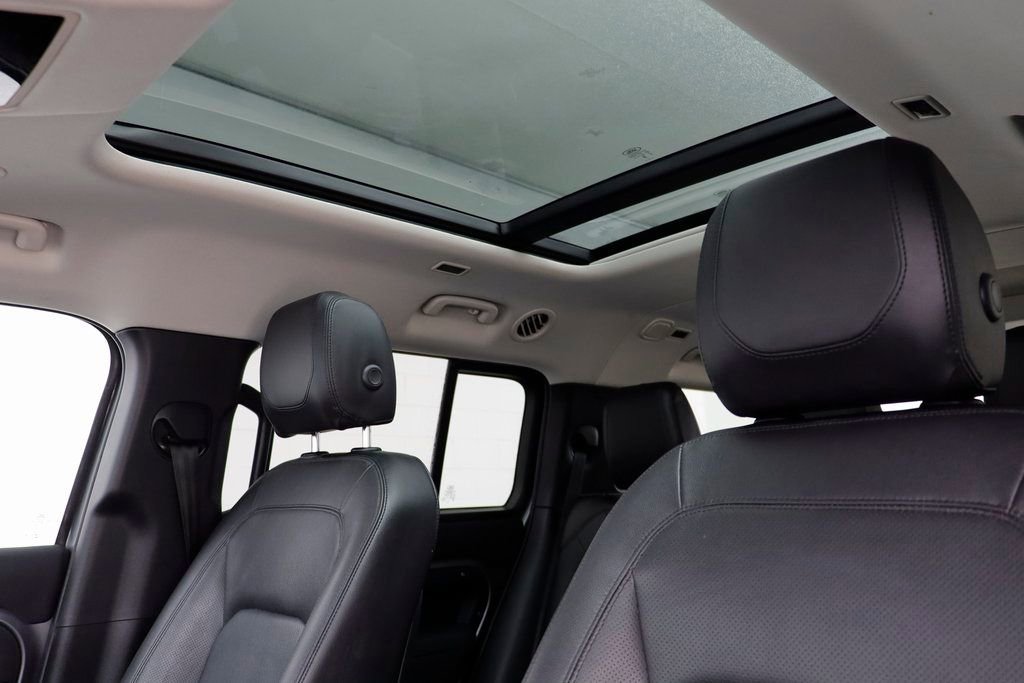 Used 2023 Land Rover Defender 130 SE image 14