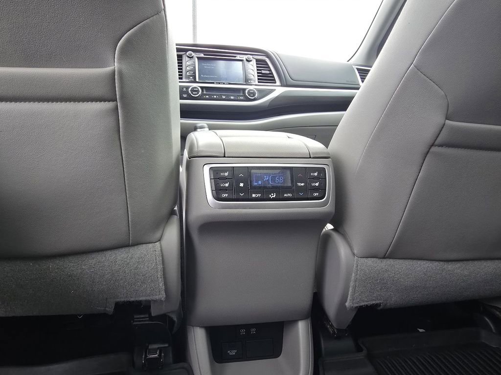 Used 2017 Toyota Highlander Limited image 26
